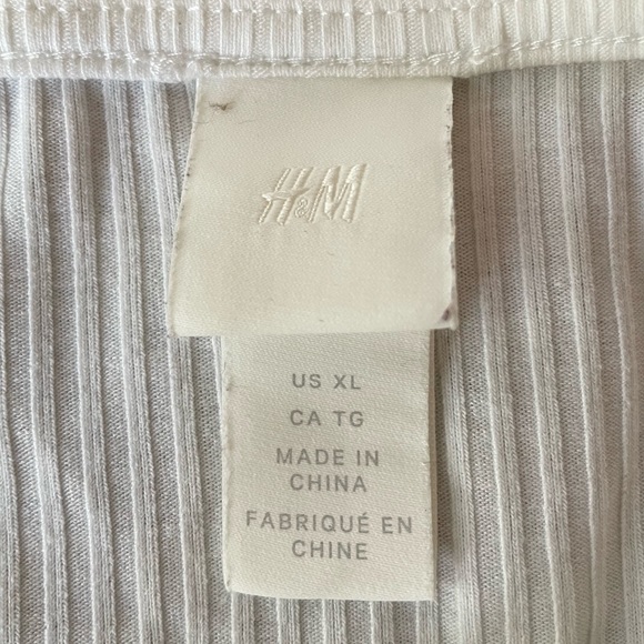 H&M Off-Shoulder Top with Tortoise Button in White, Size XL - Picture 4 of 5